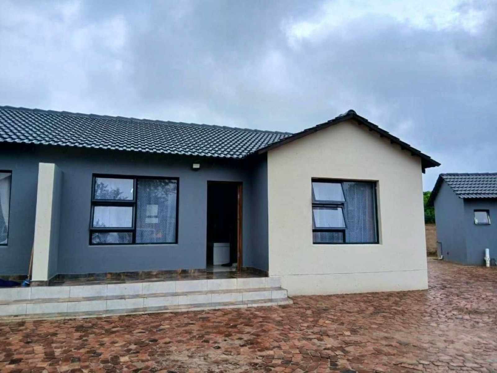 Modern Bossi Lodge accommodation exterior