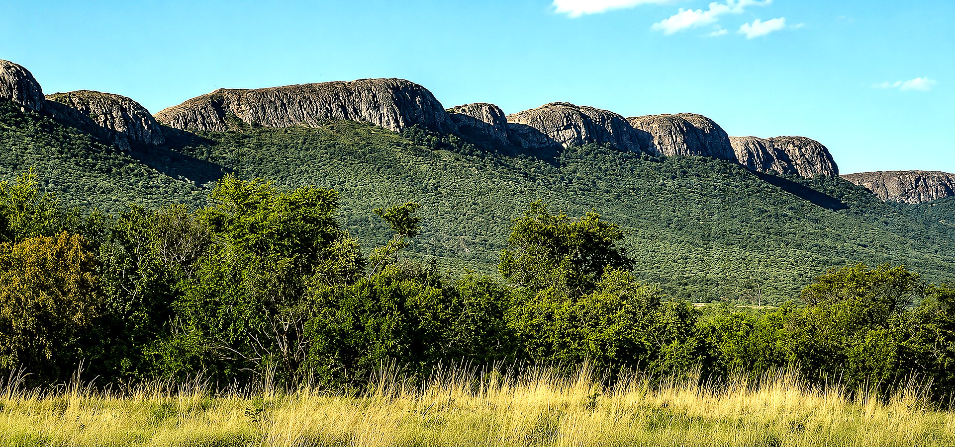 Magaliesberg mountain range and bushveld views at Bossi Lodge