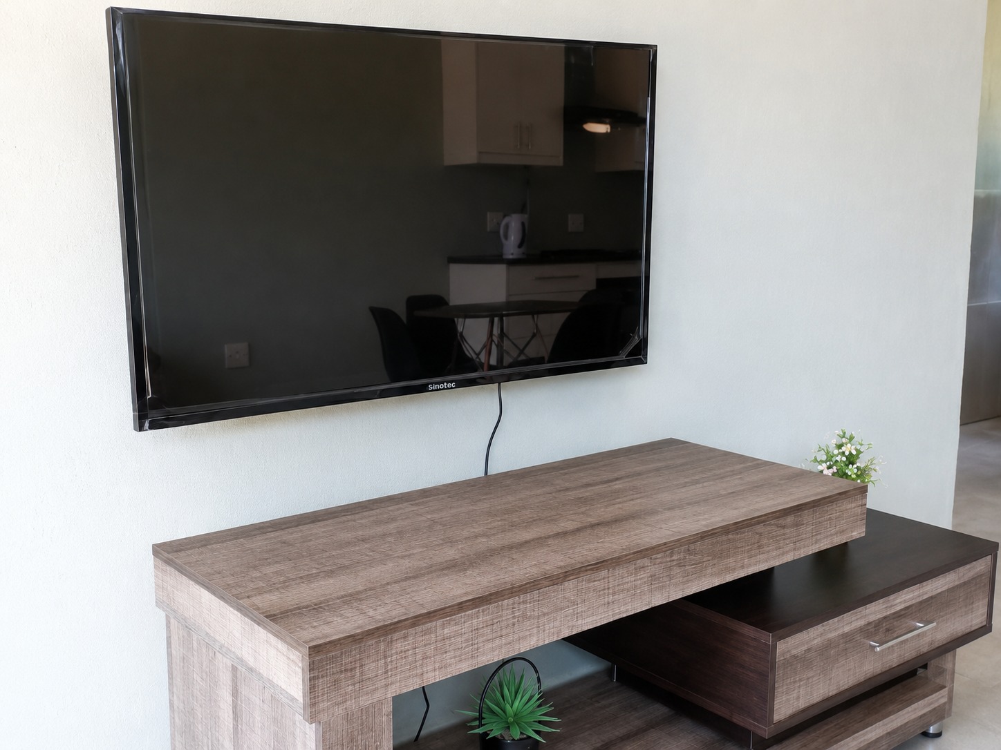 Bossi Lodge lounge and TV area